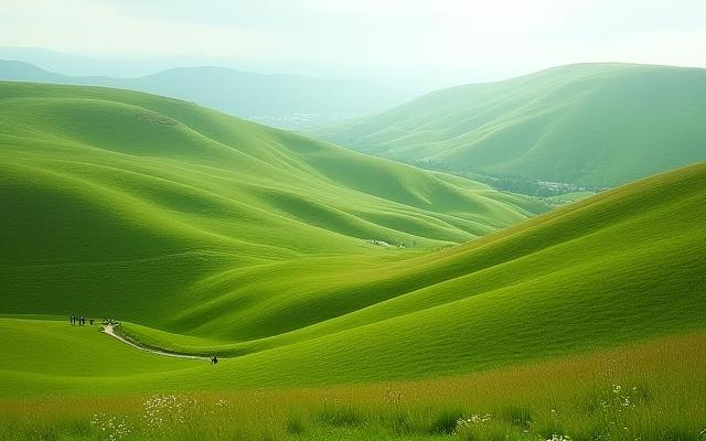 Paysage des Monts Dômes avec des collines verdoyantes