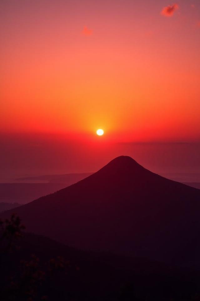 Coucher de soleil flamboyant sur le Puy de Dôme